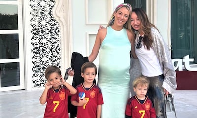 Una embarazadísima Alice Campello y sus tres hijos, los mayores fans de La Roja en su noche más triste