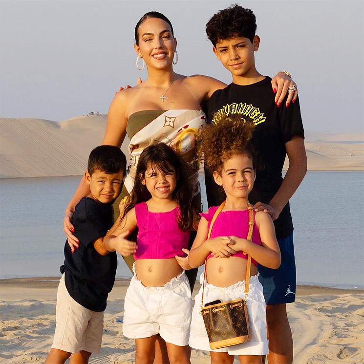 Georgina visita con sus hijos el desierto mientras Cristiano habla de su futuro