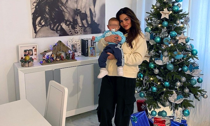 Marisa Jara posando con su hijo y la decoración navideña de su casa
