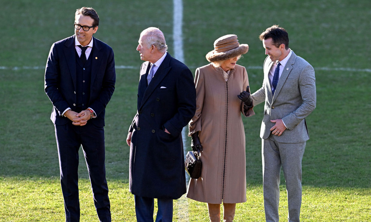 Los reyes de Inglaterra con Ryan Reynolds y Humphrey Ker