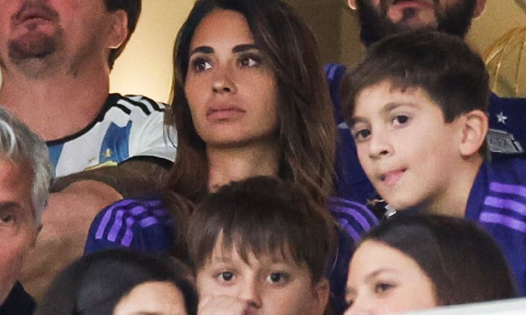 Antonela Roccuzzo junto a sus hijos Thiago, Mateo y Ciro en Qatar