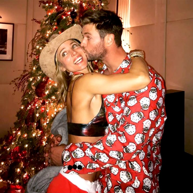 Las divertidas acrobacias de Elsa Pataky y Chris Hemsworth poniendo el árbol de Navidad ante las carcajadas de sus hijos