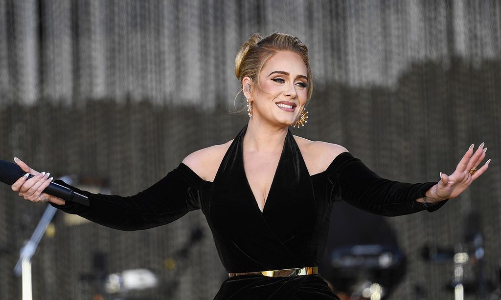 Adele habla en pleno concierto de su complicado divorcio y desvela que ha vuelto a terapia
