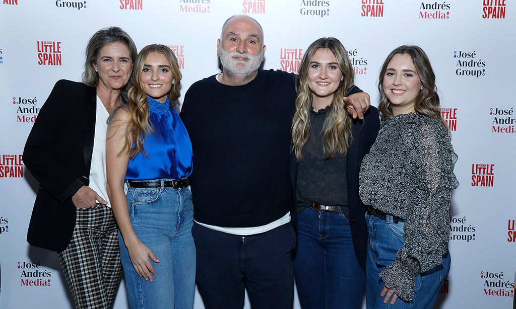José Andrés da el salto a la televisión acompañado por su mujer y sus tres hijas
