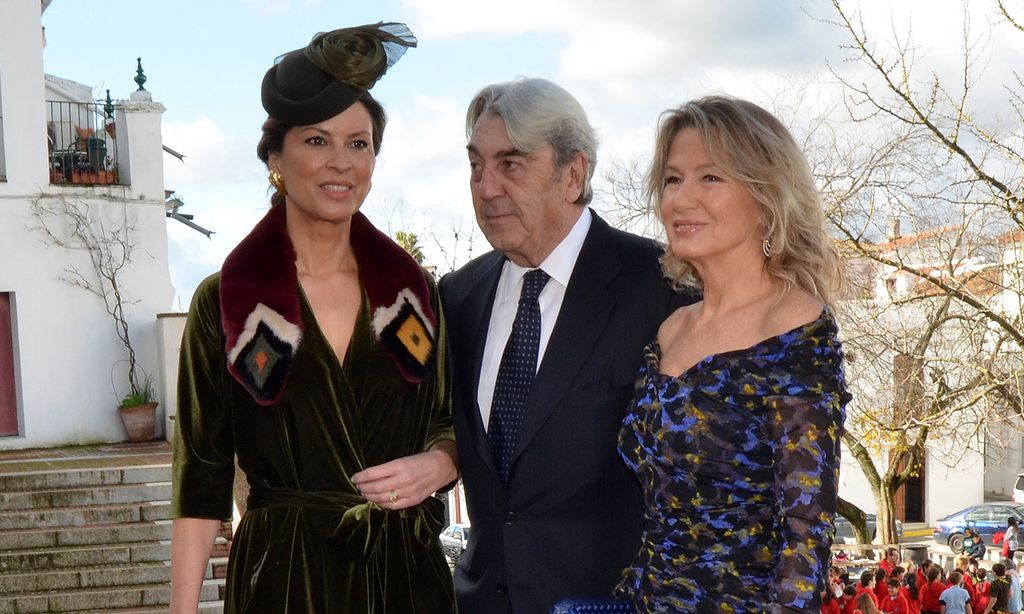 Elena Cué y Myriam Lapique, las invitadas más elegantes de la boda sevillana de María Castellanos, prima de Ana Botín