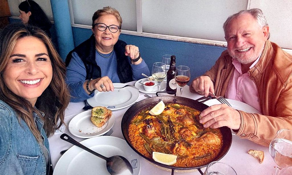 Nuria Roca y Juan del Val posan orgullosos con sus respectivos padres por las fechas navideñas