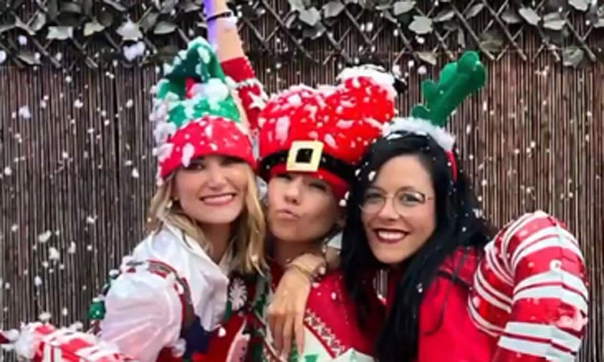 La divertidísima 'pijamada' navideña de Alba Carrillo y sus amigos, ¡con guiño a Feliciano López incluido! 