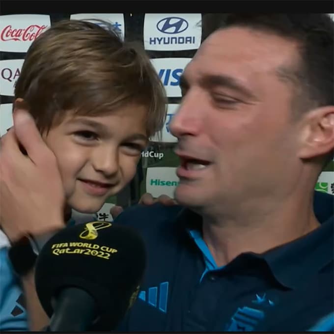 El entrenador de Argentina Lionel Scaloni, entre lágrimas y con su hijo en brazos, le dedica el Mundial a sus padres