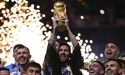 Qué es el ‘bisht’, la túnica transparente con la que Messi se ha coronado como ‘rey del fútbol’