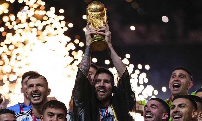 Messi alza la Copa del Mundo de fútbol