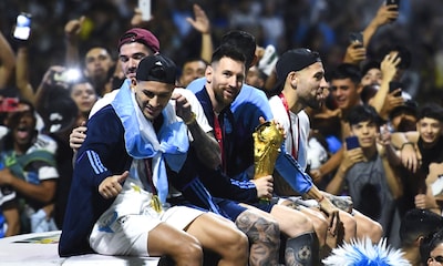 La euforia de los jugadores de la selección argentina al volver a casa alzando su trofeo