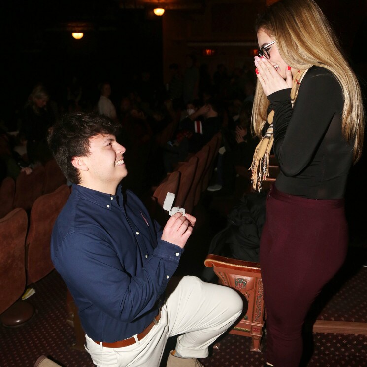 Blake, hijo de la actriz Rosie O'Donnell, pide matrimonio a su novia, Teresa Garofalow, ¡ante el público de un musical!
