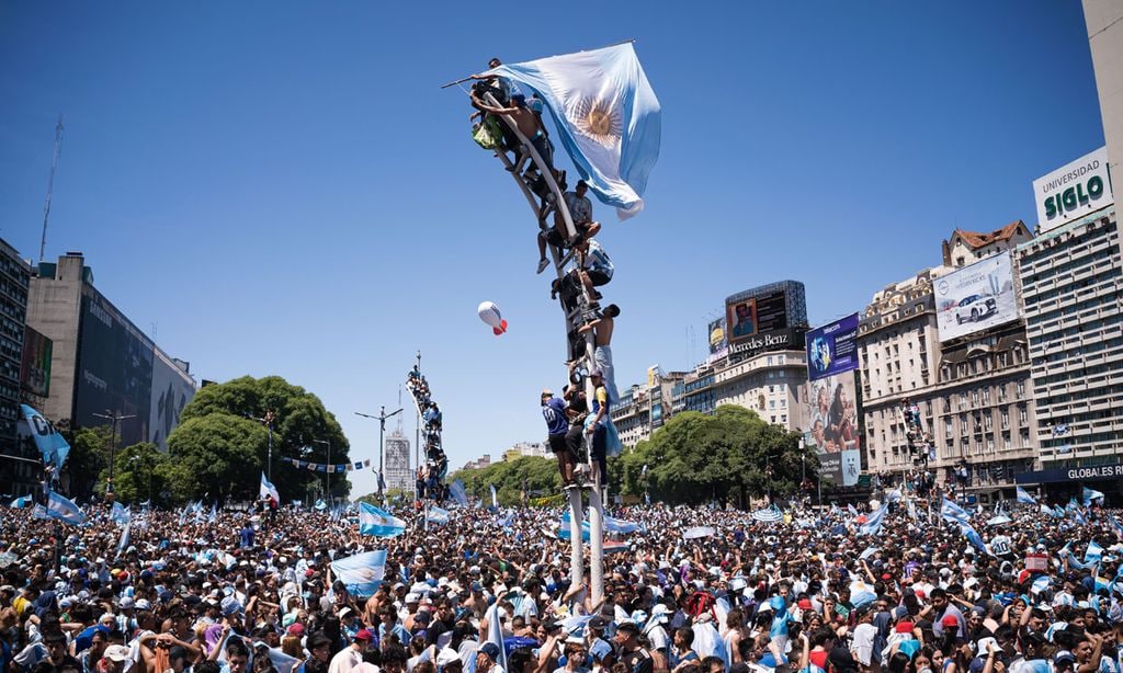 Saltar desde un puente o trepar hasta lo alto del Obelisco: los argentinos se desatan para recibir a su Selección