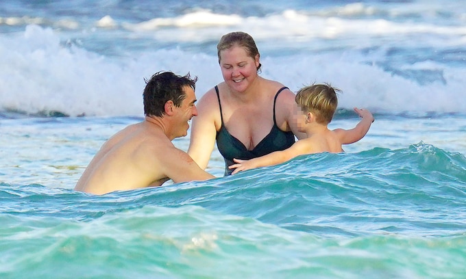 Amy Schumer, con su marido y su hijo en el Caribe