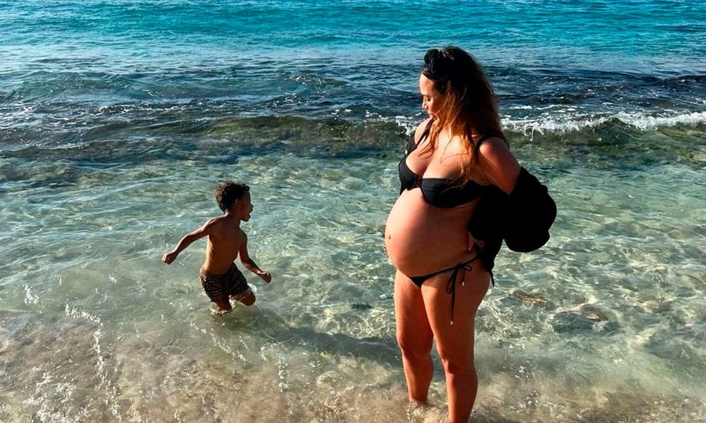 Chrissy Teigen, embarazadísima, bromea comparando su posado en bikini con el que protagonizó como modelo