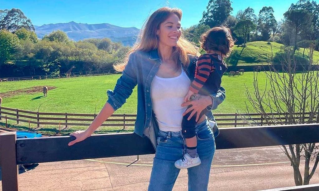 Jessica Bueno vuelve a sonreír en su pueblo sevillano rodeada de sus tres hijos y con el calor de los suyos