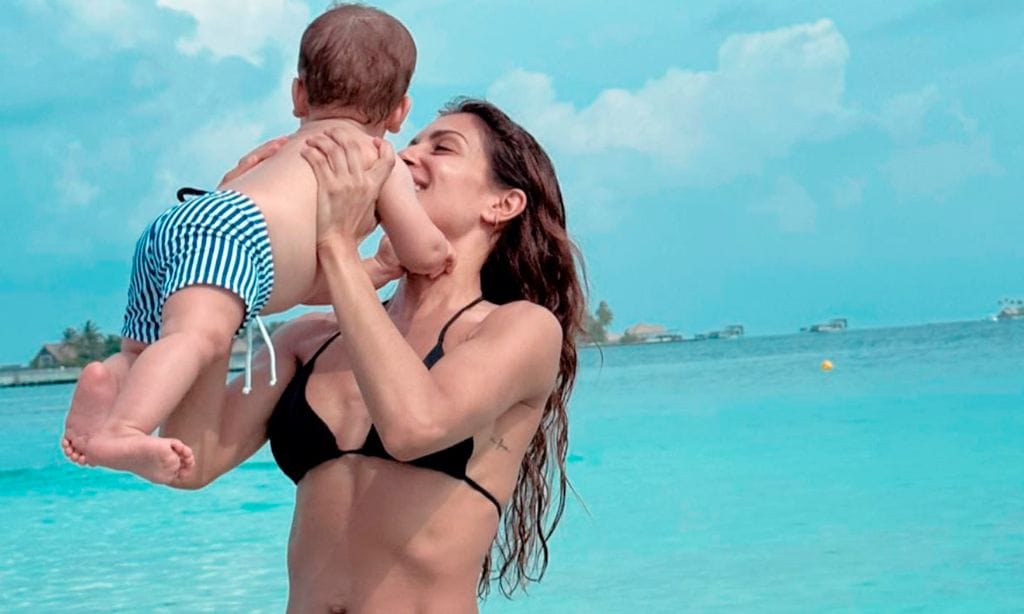 El impresionante posado en bikini de Hiba Abouk junto a su hijo Naím durante sus vacaciones paradisíacas