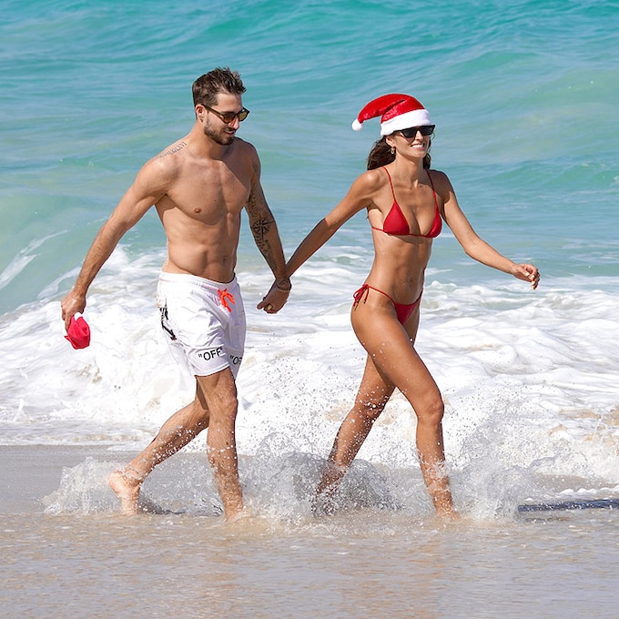 Izabel Goulart y Kevin Trapp protagonizan un espectacular (y accidentado) posado navideño en la playa