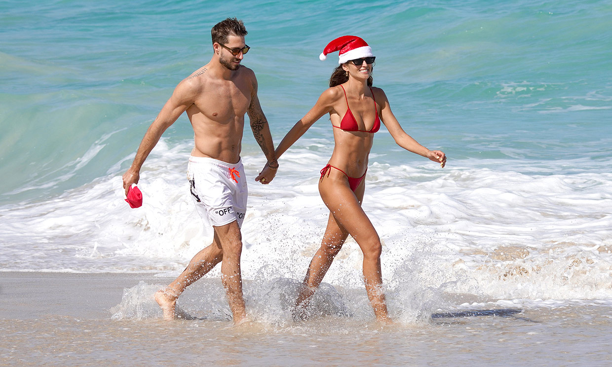 Izabel Goulart y Kevin Trapp protagonizan un espectacular (y accidentado) posado navideño en la playa
