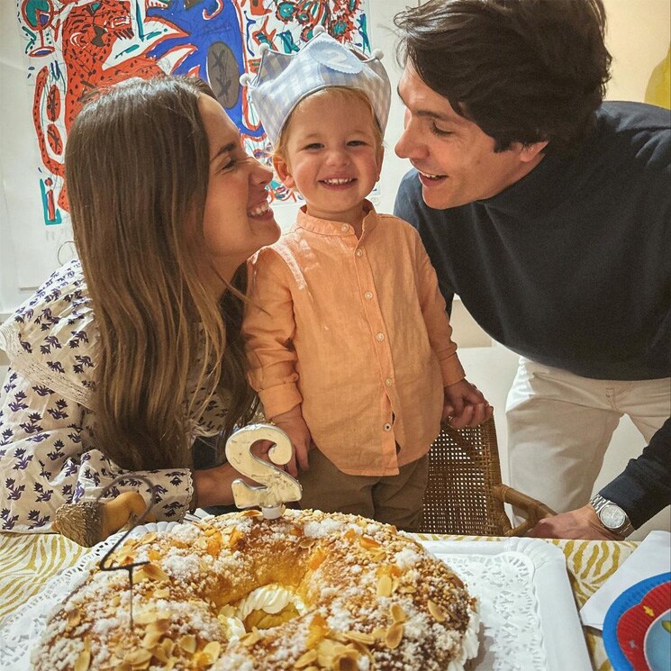 ¡Globos, regalos y un roscón para soplar las velas! María Pombo y Pablo Castellano celebran el cumple de Martín