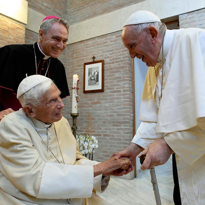 Preocupación por Benedicto XVI: el Papa pide rezar por él porque está 'extremadamente débil'