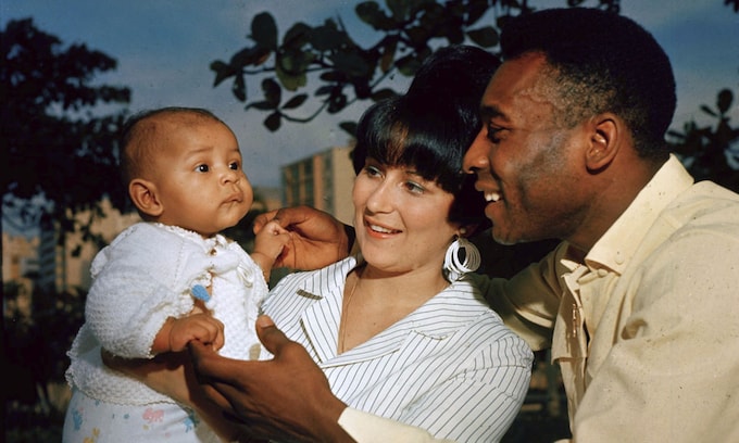 Pelé junto a su primera mujer, Rosemeri Cholbi, y su hijo Edson