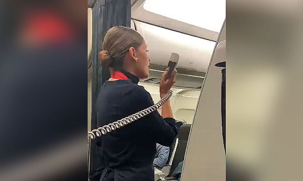 El vídeo viral de la azafata española cantando como María Carey en el avión, ¡piel de gallina!