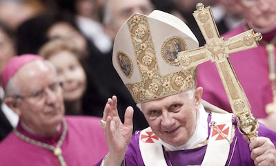 El papel y la influencia en la Iglesia de Benedicto XVI, el hombre que estuvo presente en tres cónclaves