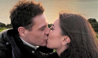 Patricia Pardo y Christian Gálvez celebran el 2023 con romántico beso bajo la puesta de sol de Finisterre