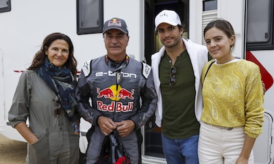 La familia de Carlos Sainz, su amuleto de la suerte en el arranque del Dakar 2023