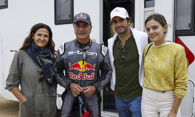 Carlos Sainz con su mujer Reyes, su hijo y la novia de este