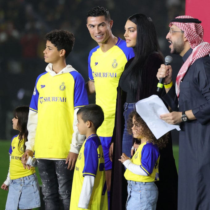 La familia de Cristiano Ronaldo salta al campo en la multitudinaria presentación del futbolista en su nuevo equipo