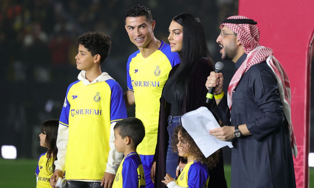 Cristiano Ronaldo, arropado por su familia en su presentación del nuevo club, Al-Nassr