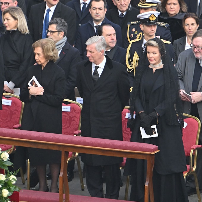 La reina Sofía, junto a los reyes de Bélgica y multitud de líderes internacionales se despiden de Benedicto XVI