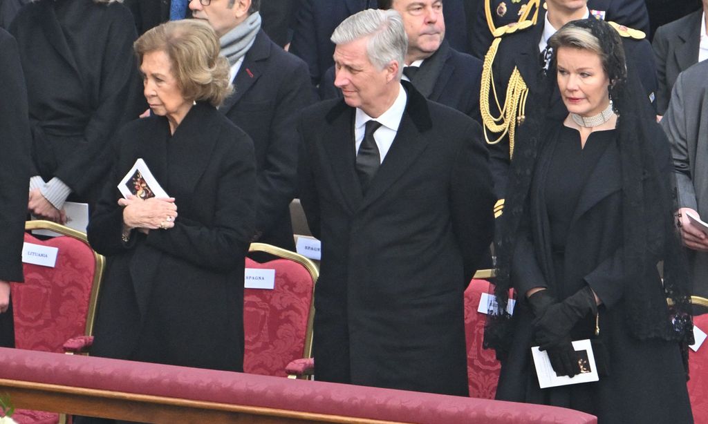 La reina Sofía, junto a los reyes de Bélgica y multitud de líderes internacionales se despiden de Benedicto XVI