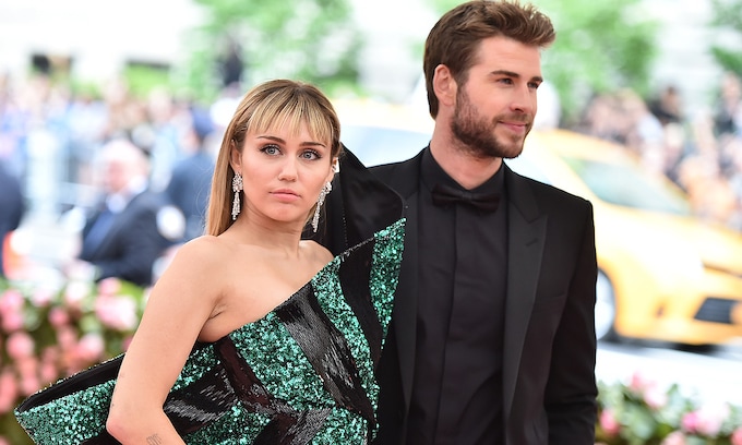 Miley Cyrus y Liam Hemsworth en la gala met