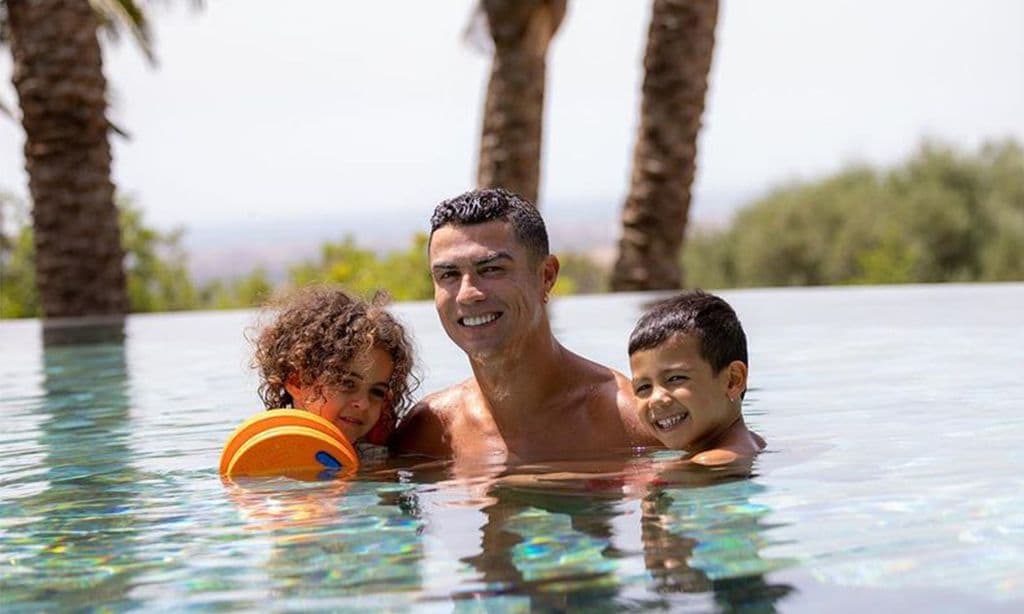 Mateo, el hijo de cinco años de Cristiano Ronaldo, ya luce el pendiente de diamante como su papá