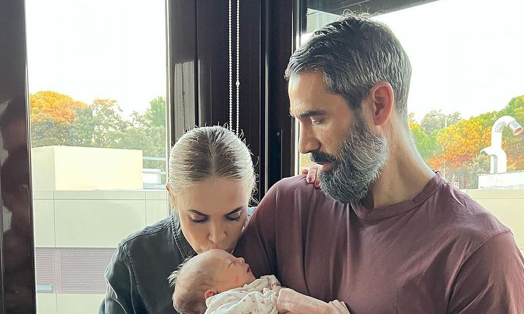 Las primeras imágenes de Fernando Sanz e Ingrid Asensio como abuelos posando felices con su nieta