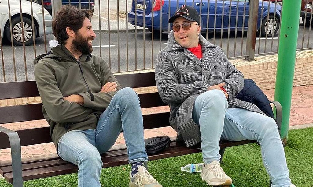 Cayetano Rivera y su hermano Kiko divirtiéndose juntos en un parque 