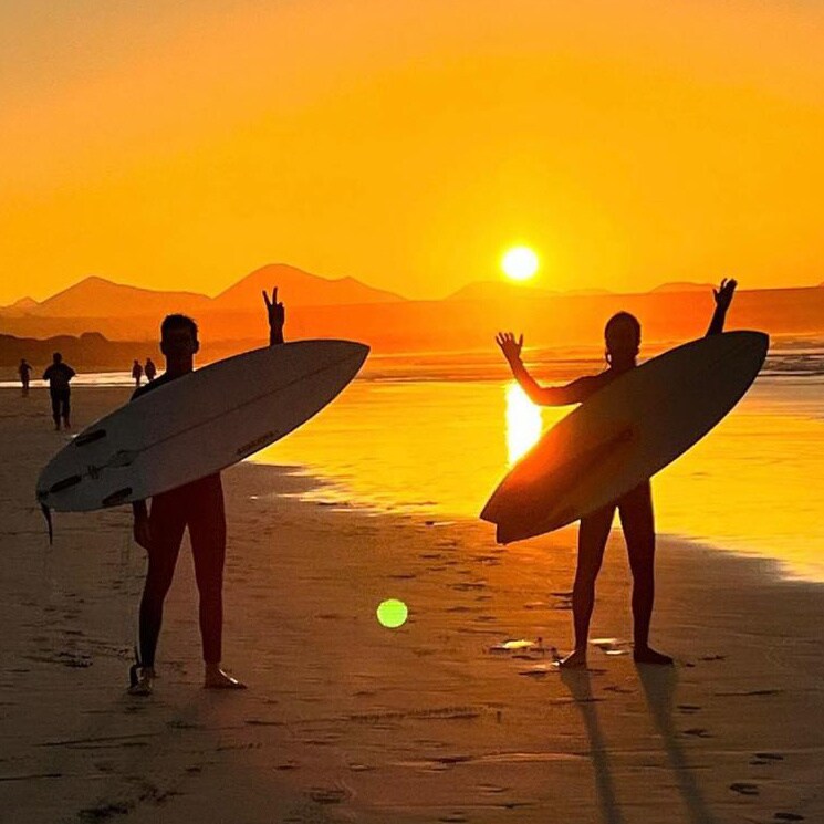 Puestas de sol, gastronomía y surf: las vacaciones de Miguel Bernardeau con amigos tras su ruptura con Aitana