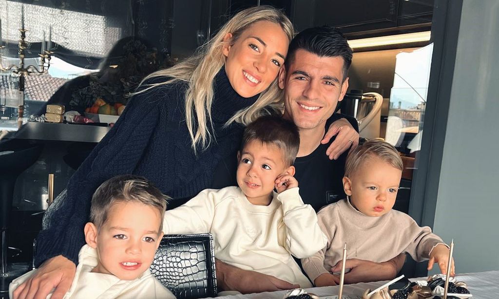 Alice Campello y Álvaro Morata con sus tres hijos