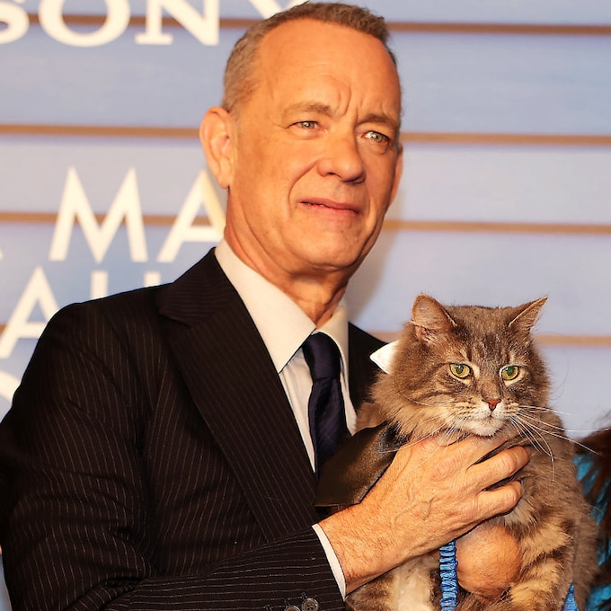 El posado más surrealista de Tom Hanks en la alfombra roja ¡con un gato!