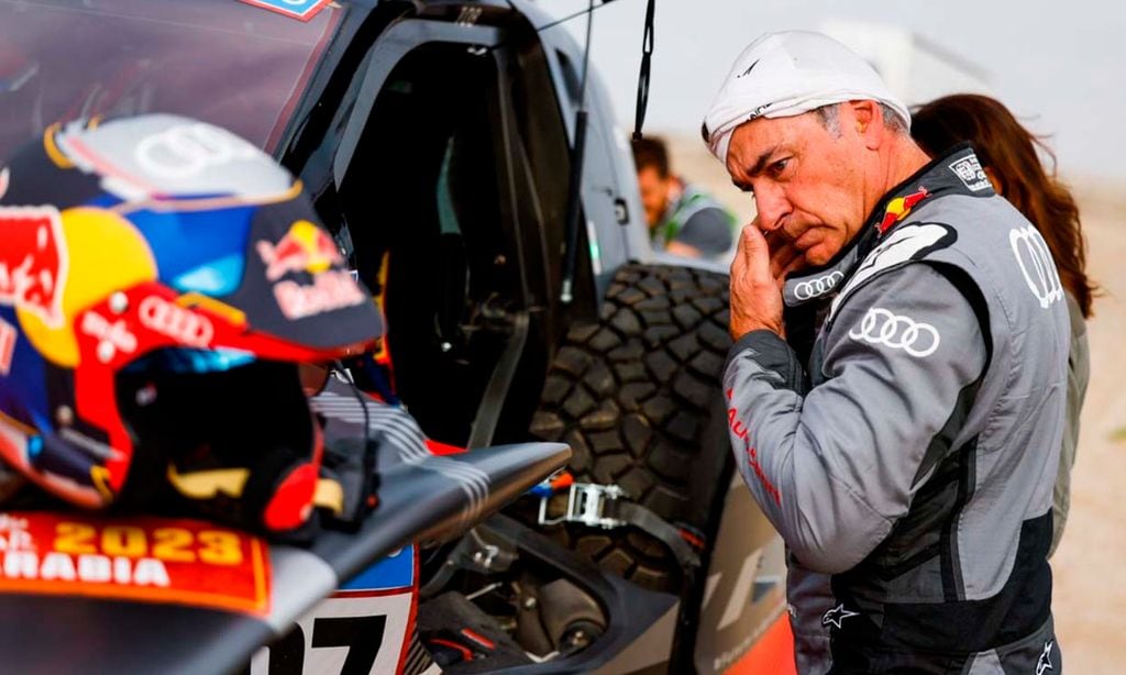 Las imágenes del aparatoso accidente de Carlos Sainz en el Dakar tras volcar su coche