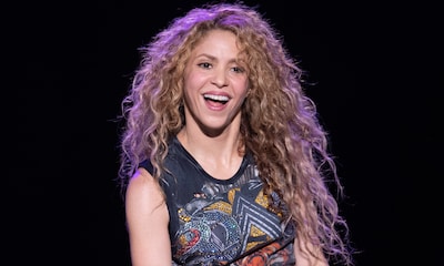 Shakira celebra en el balcón, con amigas (y sus fans) el éxito de su último tema