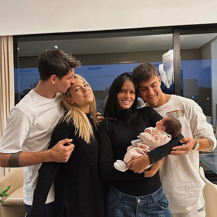 El precioso momento en que Bella, hija de Alice Campello y Álvaro Morata, conoce a sus padrinos 