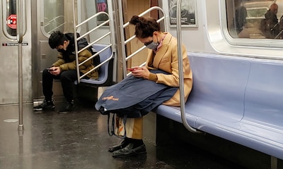 Katie Holmes, una estrella de Hollywood que va en metro con su vestido a cuestas