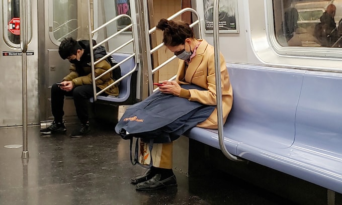 Katie Holmes viaja en metro