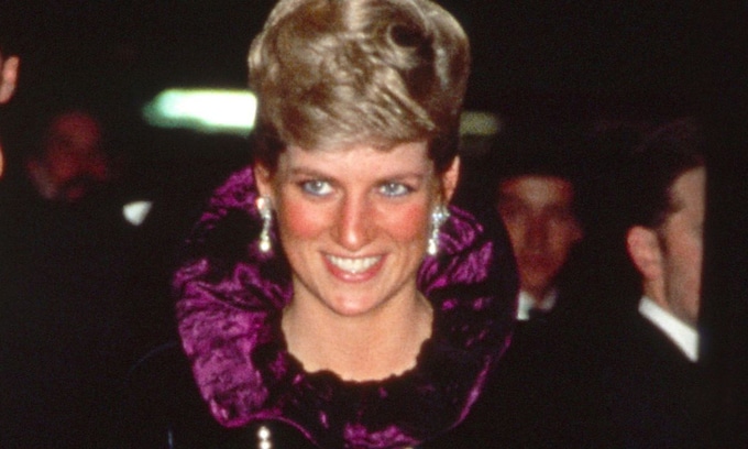 Diana de Gales luciendo la 'Cruz de Attallah' en 1987
