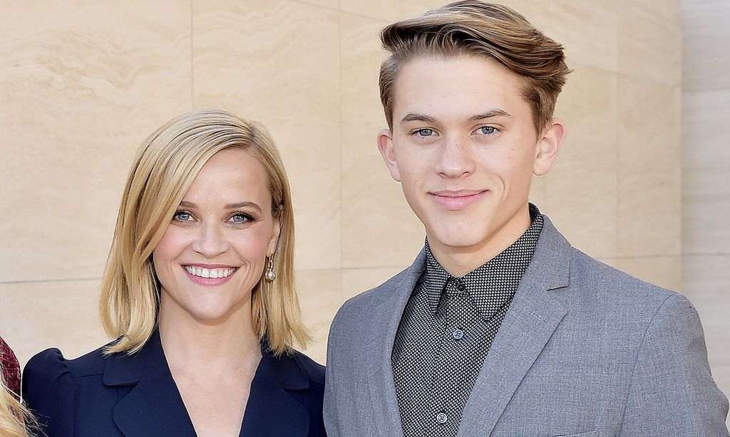 El hijo de Reese Witherspoon saca su primer disco y así se emociona su madre escuchándolo