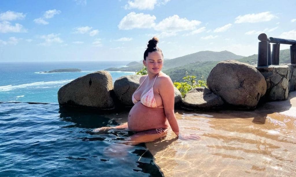 Chrissy Teigen comparte la primera foto de su 'bebé arcoiris' junto a sus hermanos